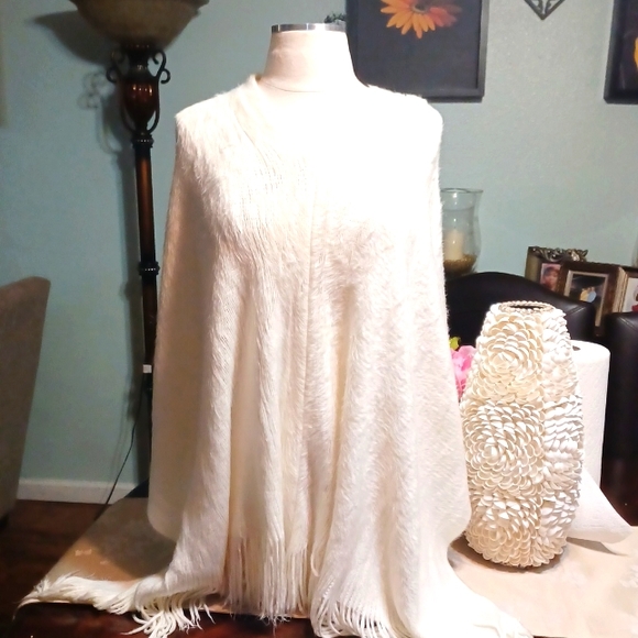 Poncho - Picture 1 of 6